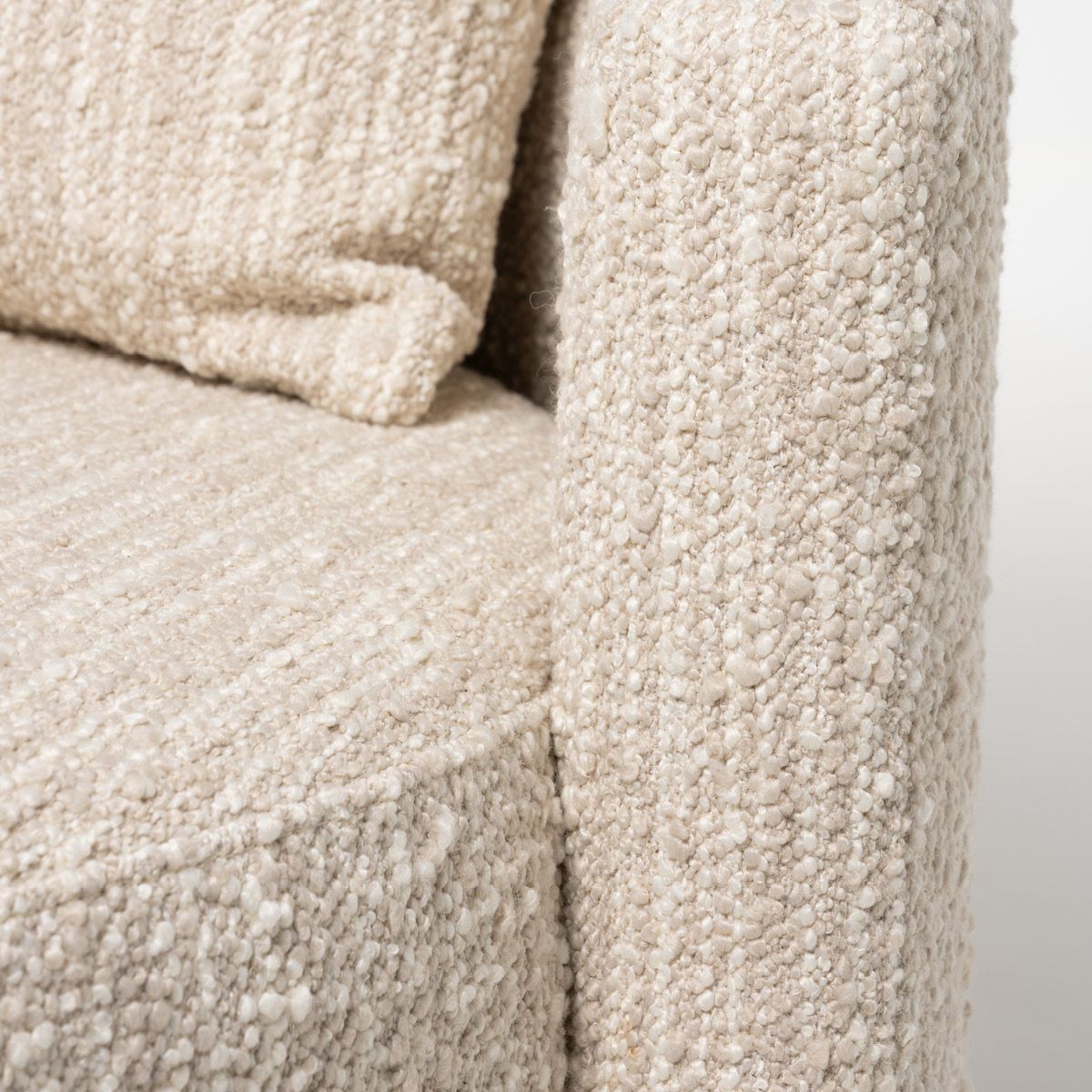 Noemi lenestol med sving (111x108x88) Grovvevd beige/krem melert