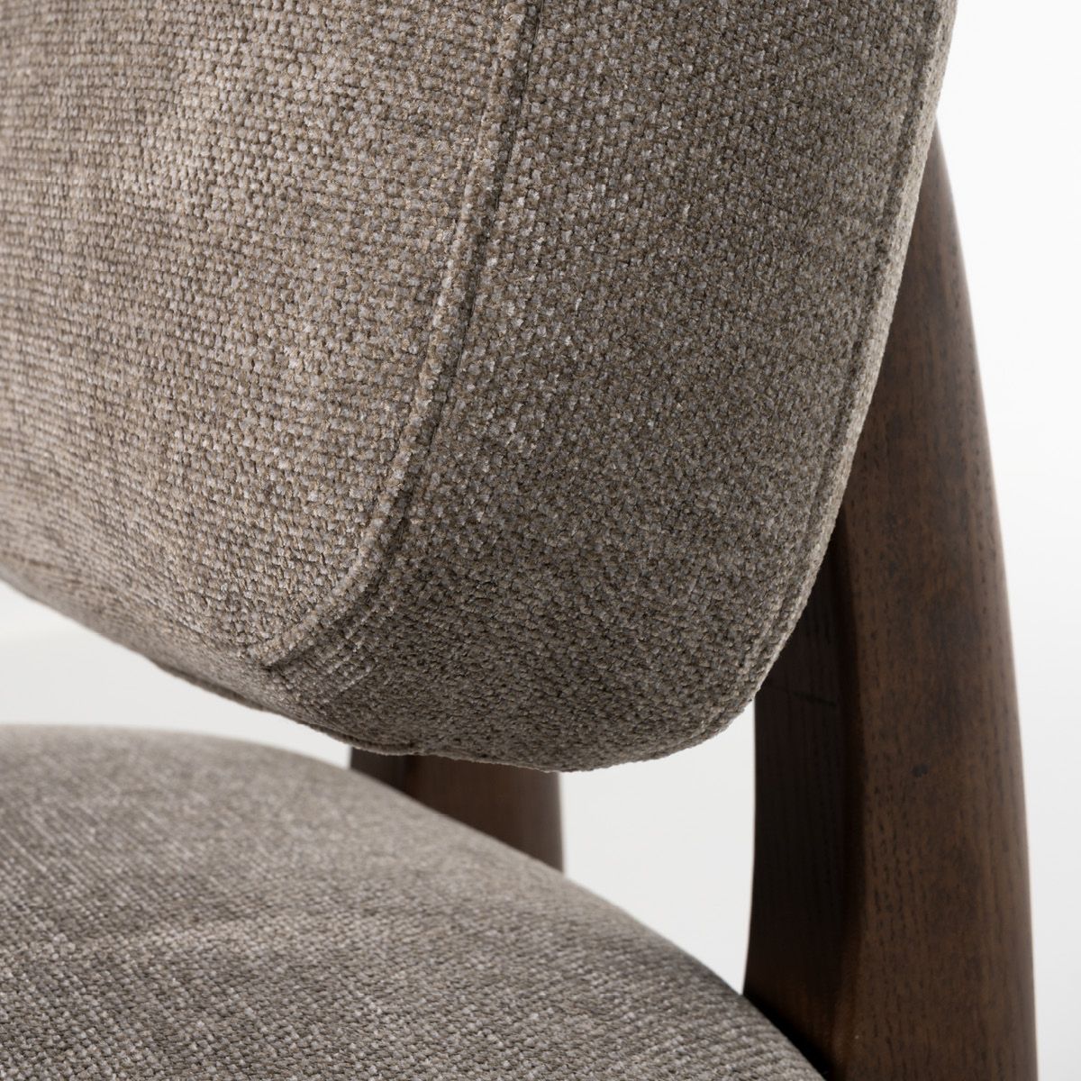 Prado lenestol med sving (Impala Taupe 12) røkt eik 