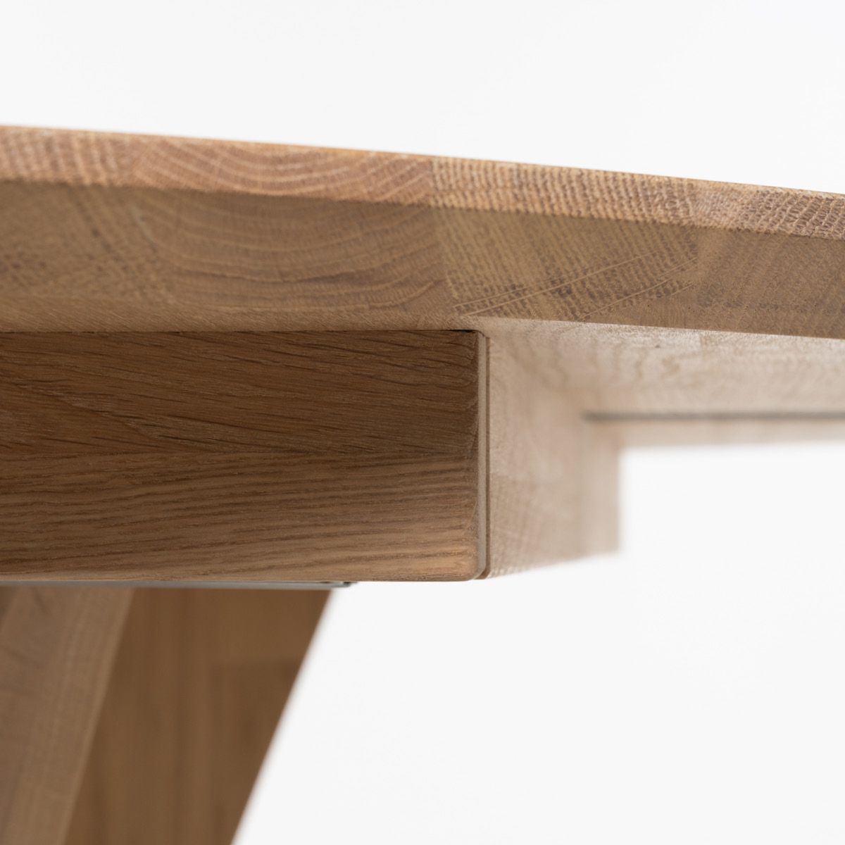 Aspen rundt spisebord ø120 (220) med 2 tilleggsplater hvitoljet heltre eik